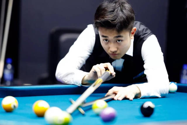 某滑翔伞培 某滑翔伞培