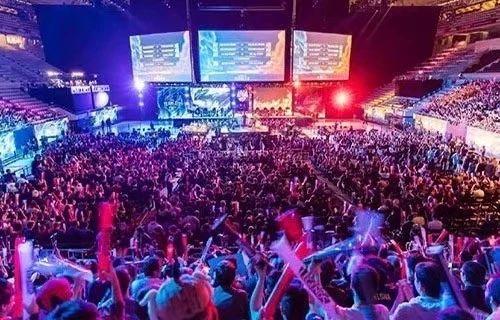 她经常参与 她经常参与